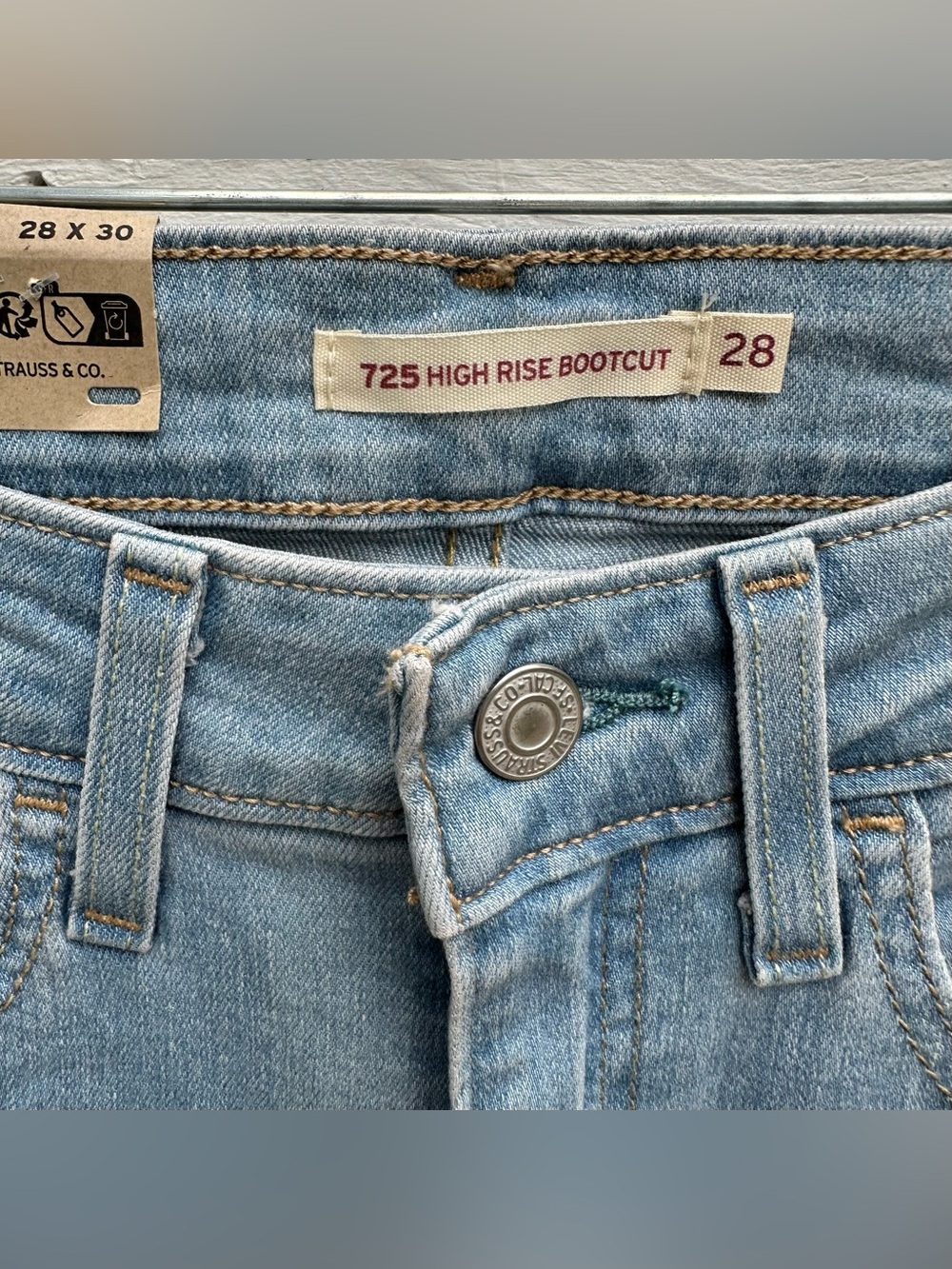 Levi’s 725 High Rise Bootcut - Picture 9 of 10